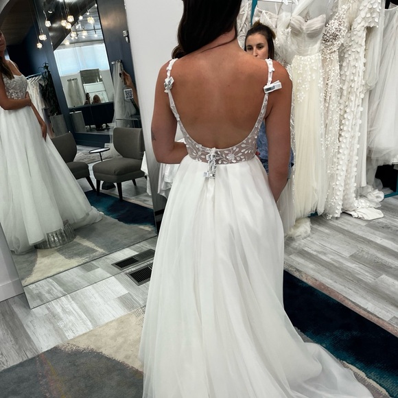 Made with Love | Huxley Flowy Wedding Dress | Size 10 - Picture 4 of 5